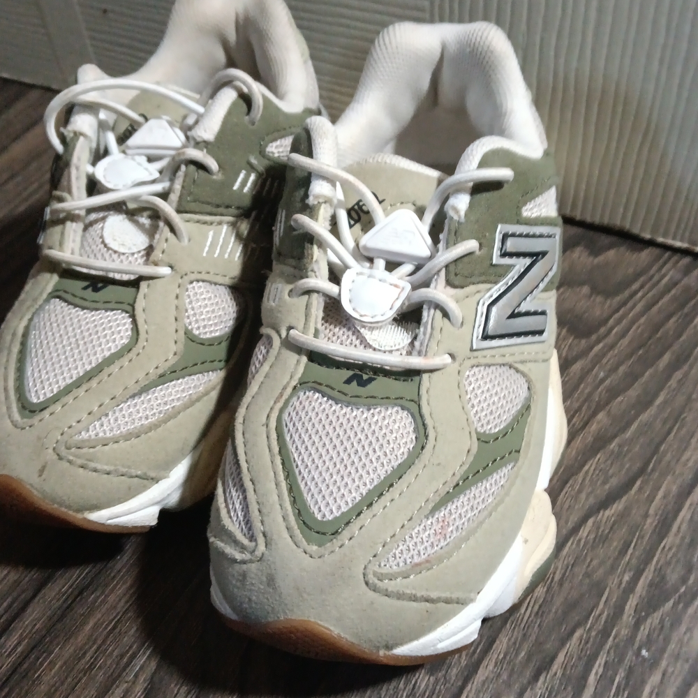 New Balance Green and White Sneakers Retro Design